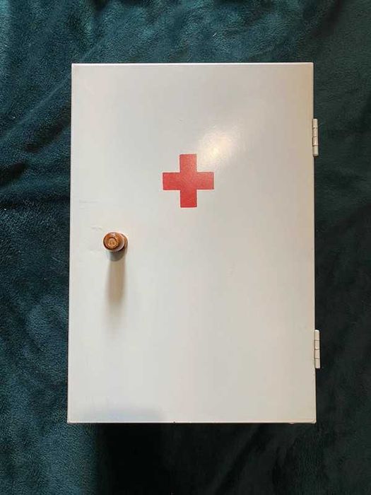 Apteczka na ścienna, biała szafka, PRL,