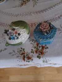 2 szkatułki na biżuterię ceramika  krem.zielona i niebieska z różyczką