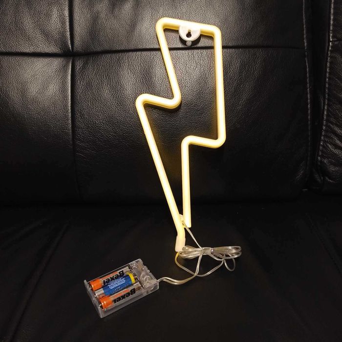 Neon w kształcie błyskawicy