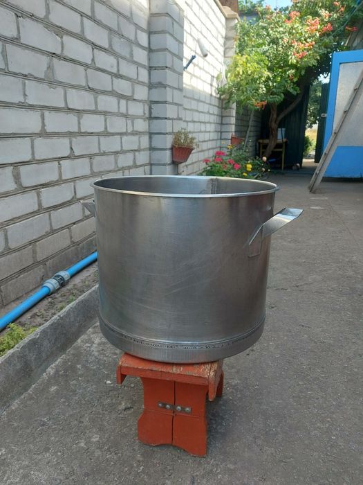 Продам 40л нержавеющую кастрюлю толстостенную.