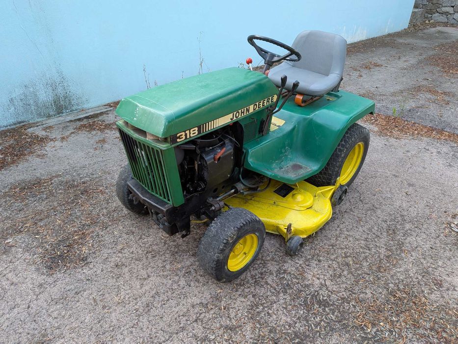 John Deere 318 - Trator corta relvas