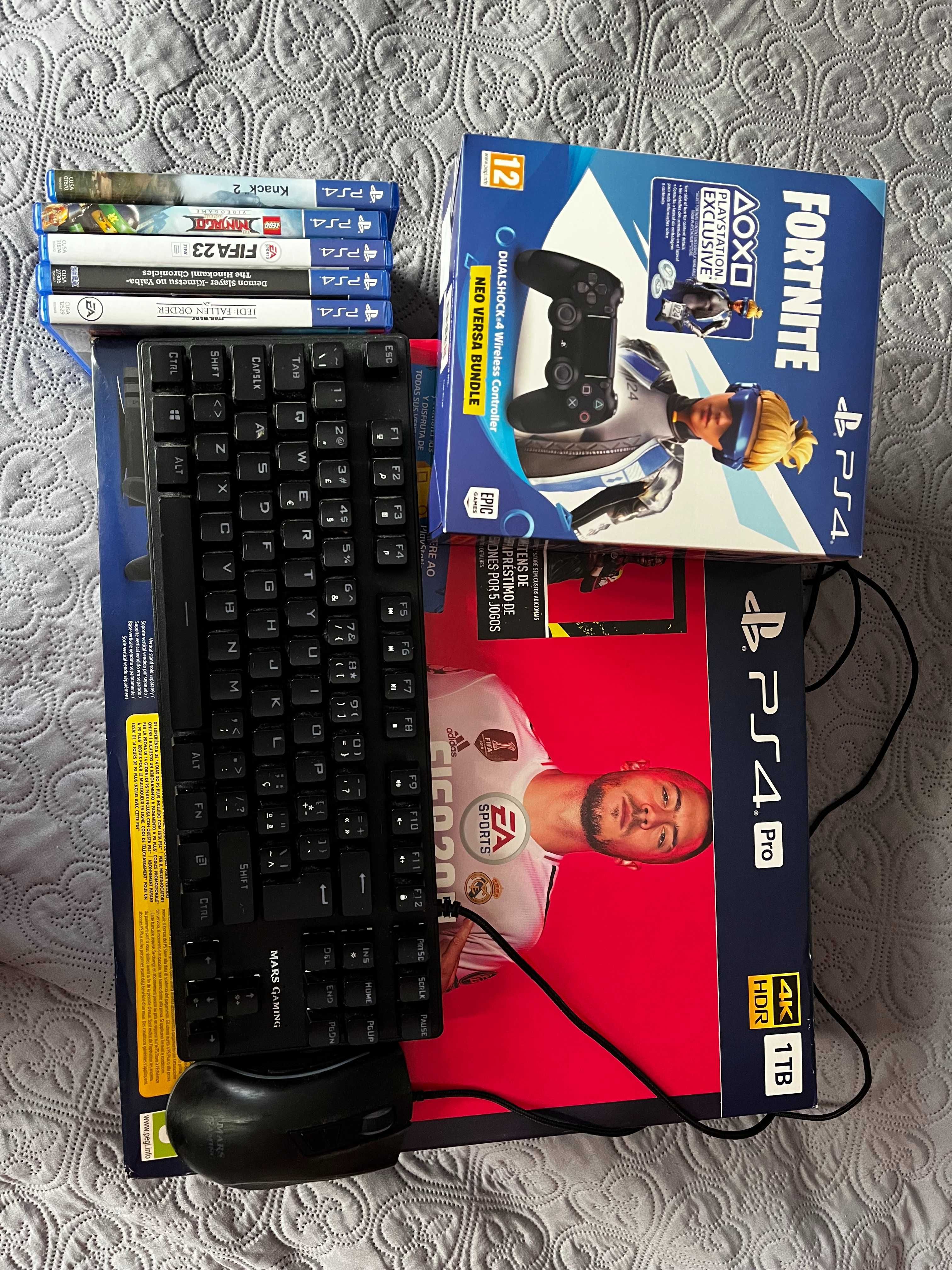 PS4 Pro + 2 Comandos Dualshock 4 + Base + Jogos + Conjunto Mars Gaming
