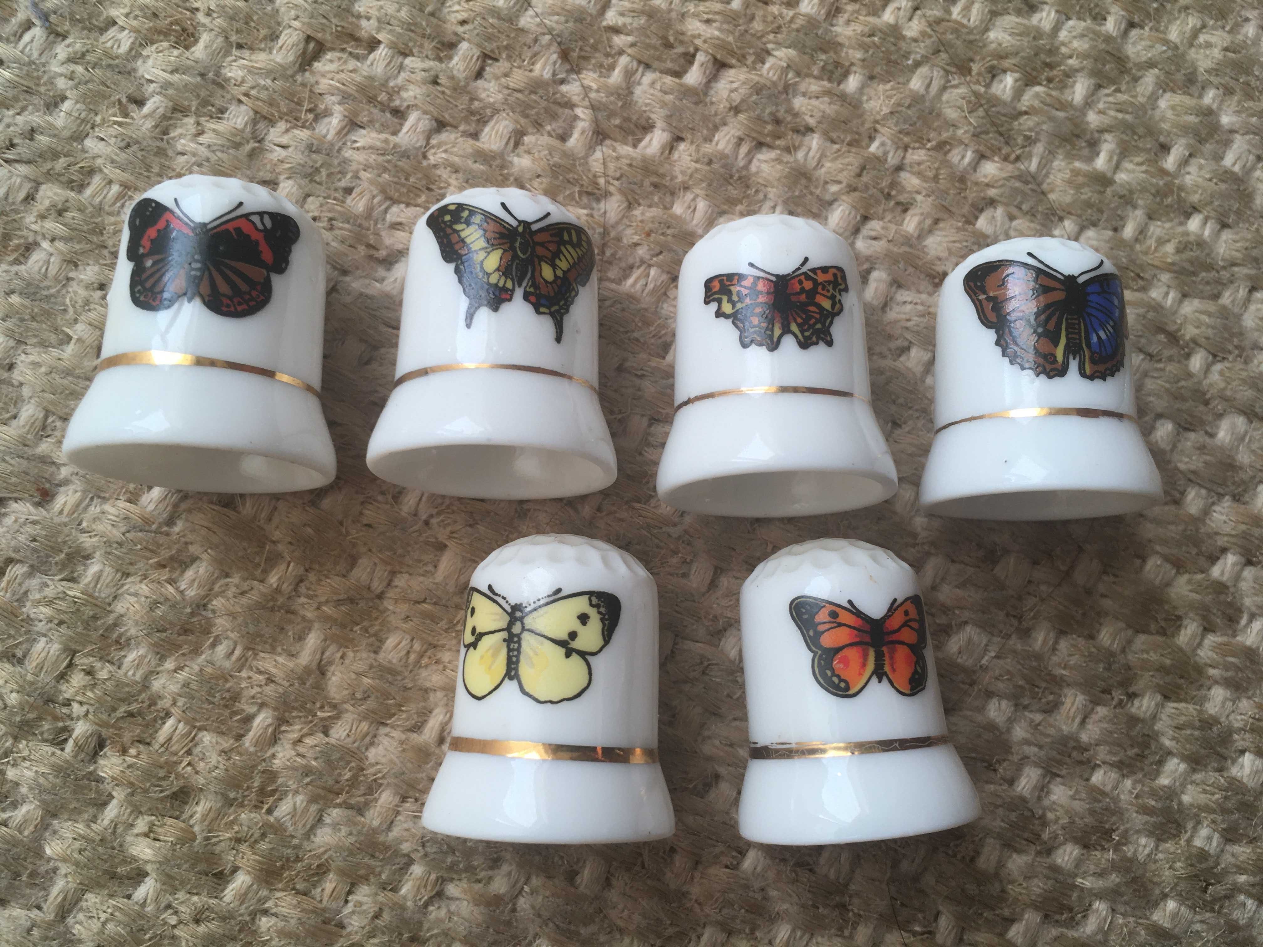 Vários dedais com borboletas