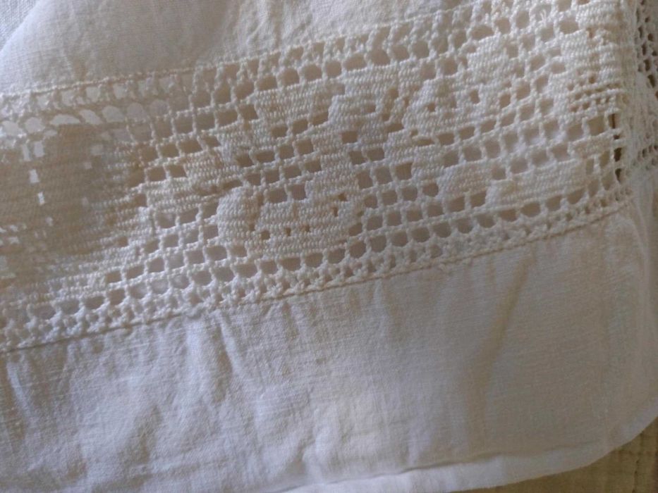 Lençol em linho antigo, crochet e bordado