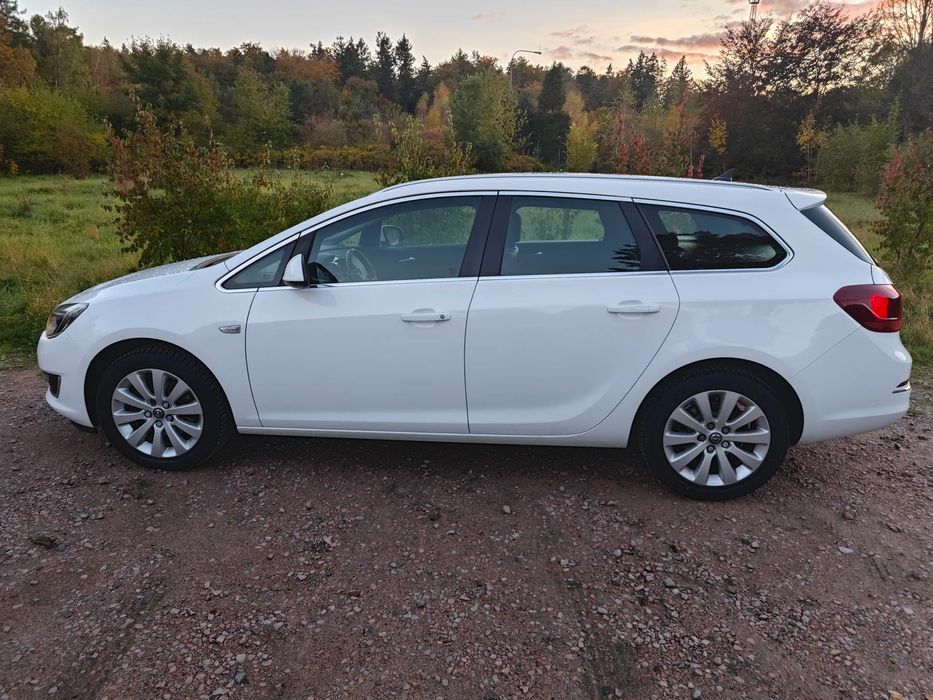 Opel Astra OPEL ASTRA J KOMBI (Sports tourer) 2015 Diesel nowe opony