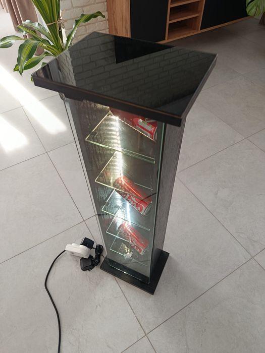 Szafka ze szkłem i LED