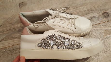 Białe sneakersy Reserved z ozdobnymi kamieniami rozmiar 37