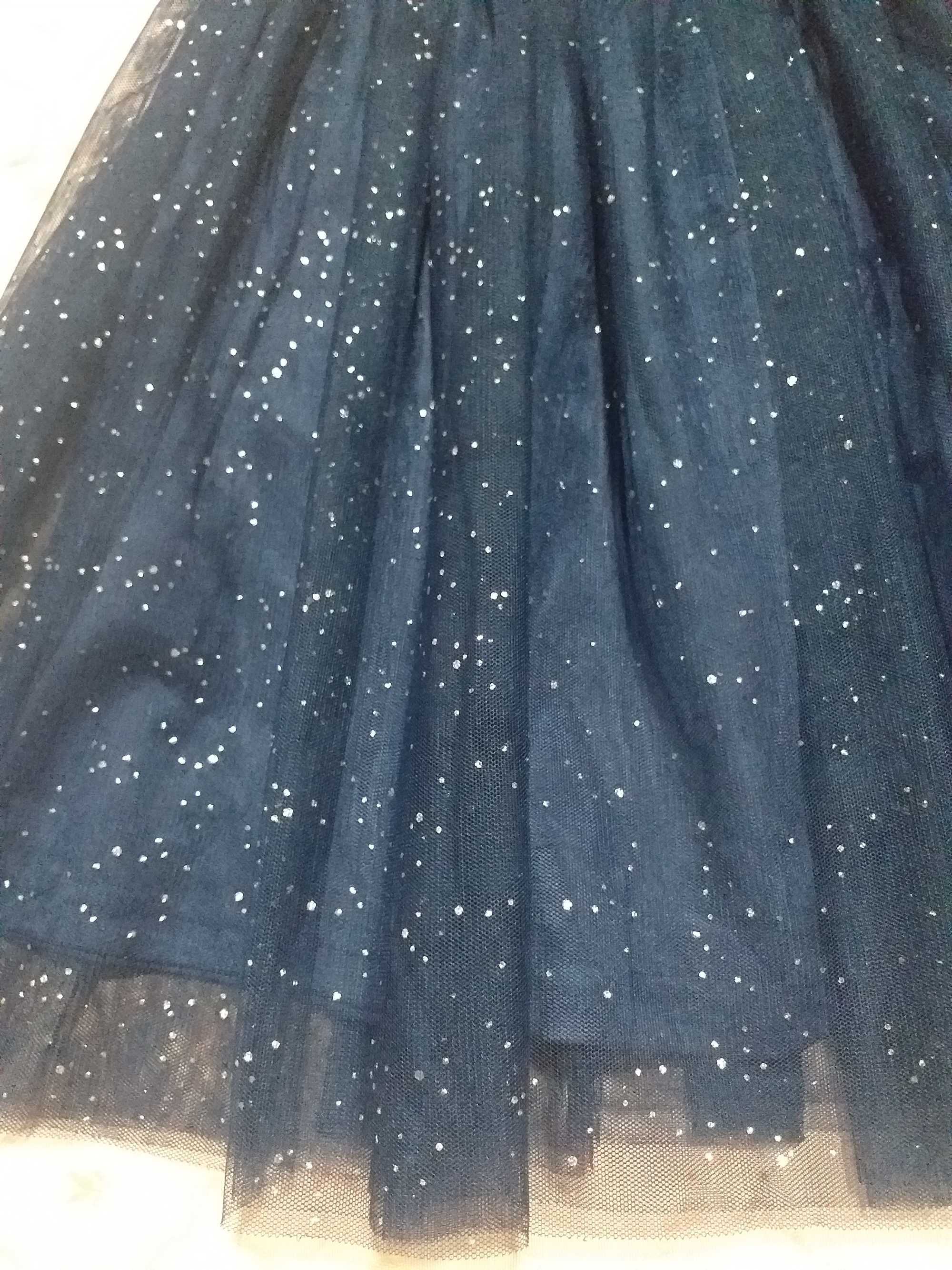 Lindíssimo vestido em tule azul marinho com brilhantes, da TEX.