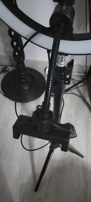 Ring Light com tripé e suporte para telemóvel.