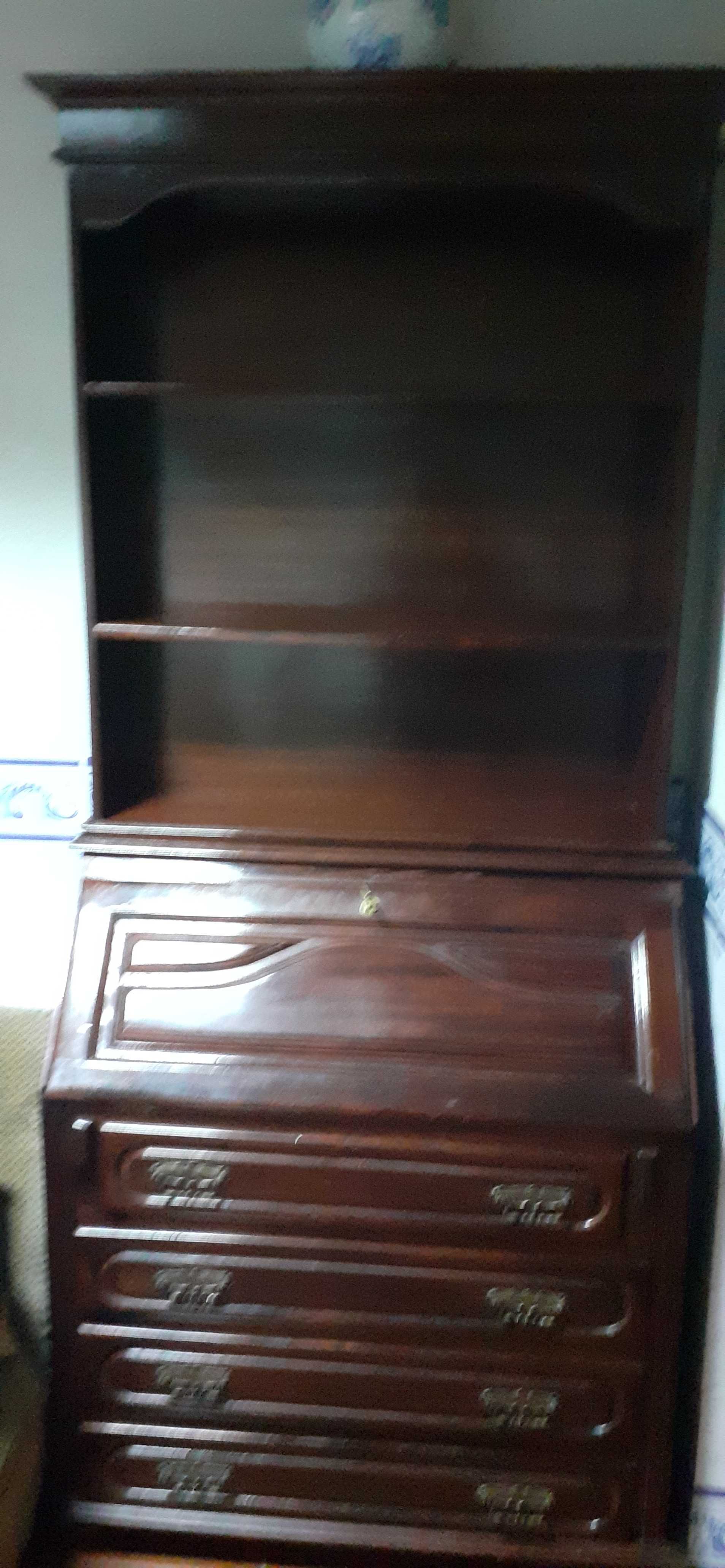 Móvel com estante e escrivaninha