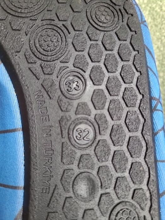 Аквашузи, коралки, розмір 32-33.
Устілка 20-20.5см.
Без дир, тріщин.
З