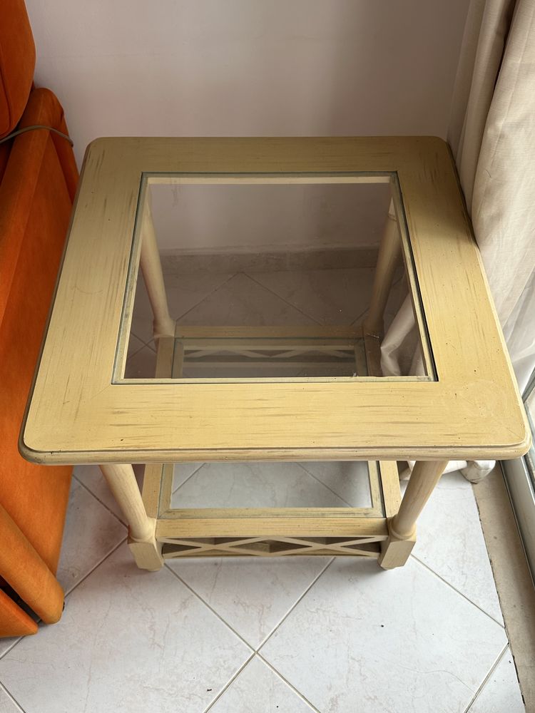Mesa apoio em madeira pintada e vidro