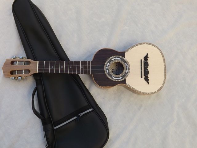 Cavaquinho de luxo de meio tampo