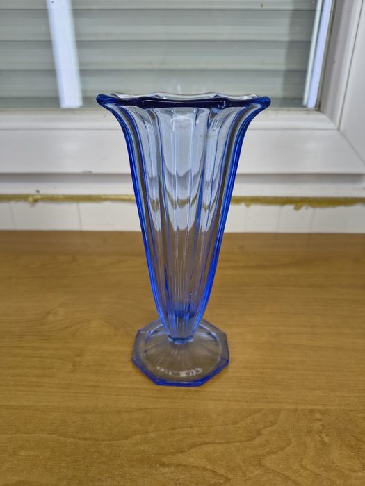 Szklany wazon vintage – niebieskie szkło, 21 cm