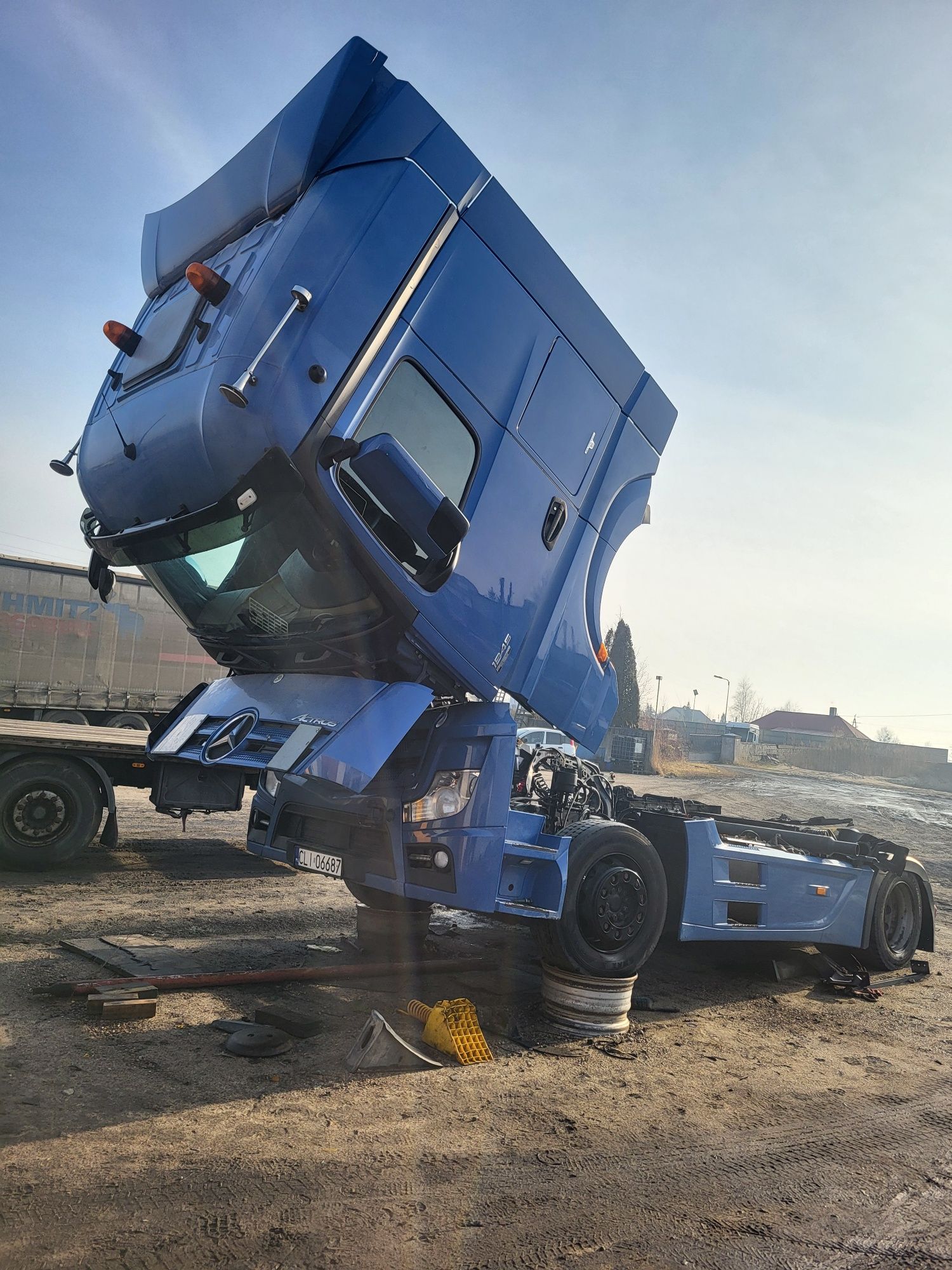 Dwa Mercedesy actros MP4 E5 uszkodzony lub na części