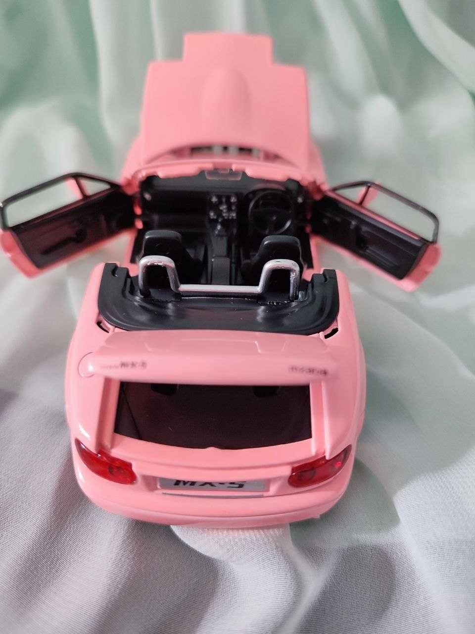Металева машинка колекційна іграшка Mazda MX-5 1:32 є світло та звуком