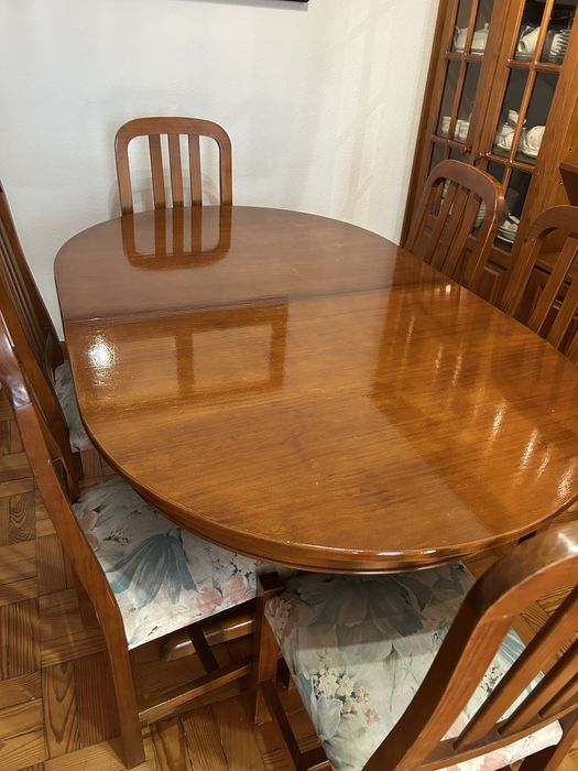 Mesa de jantar e cadeiras