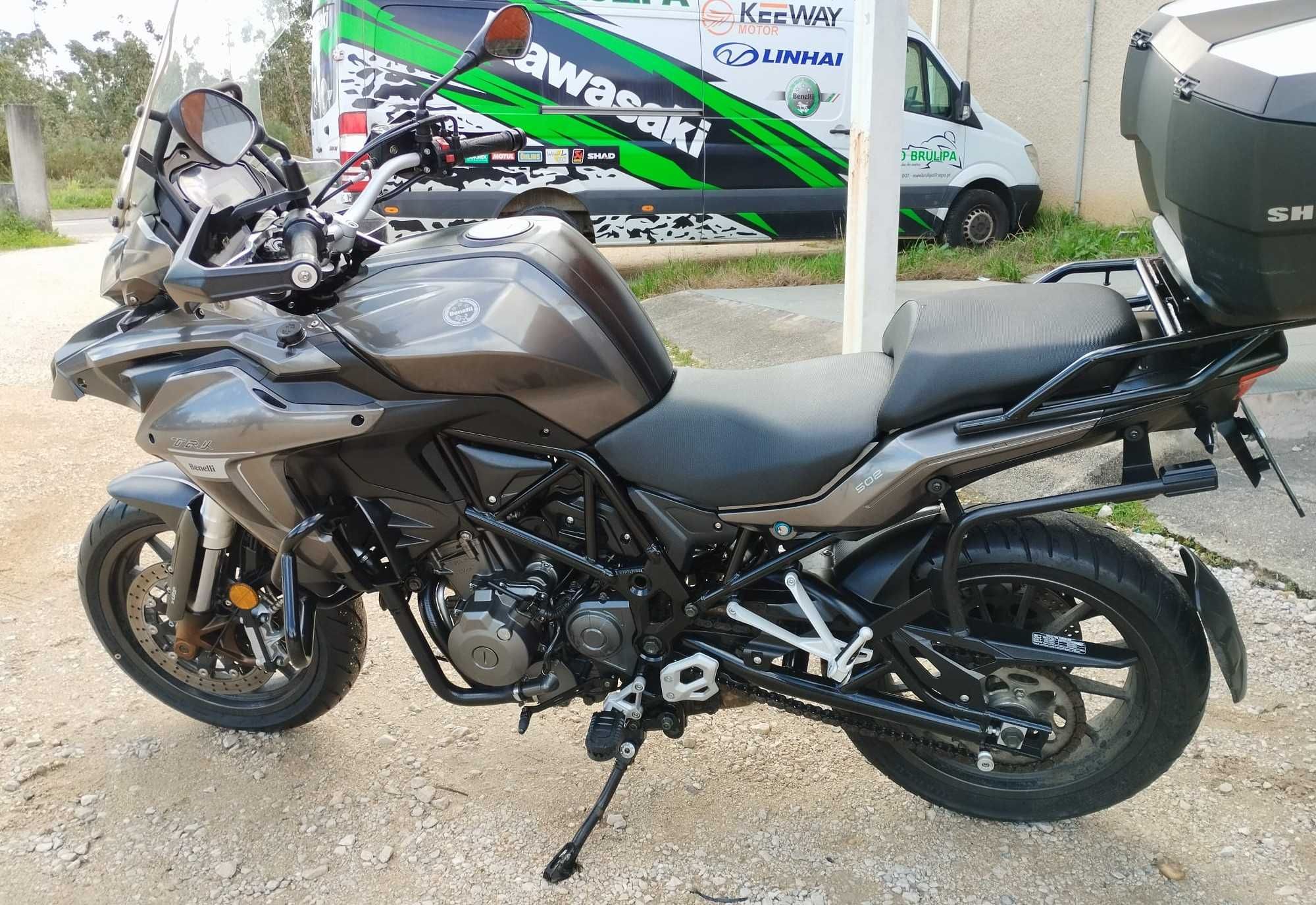 Benelli TRK 502CC com Kit de 3 malas da Shad