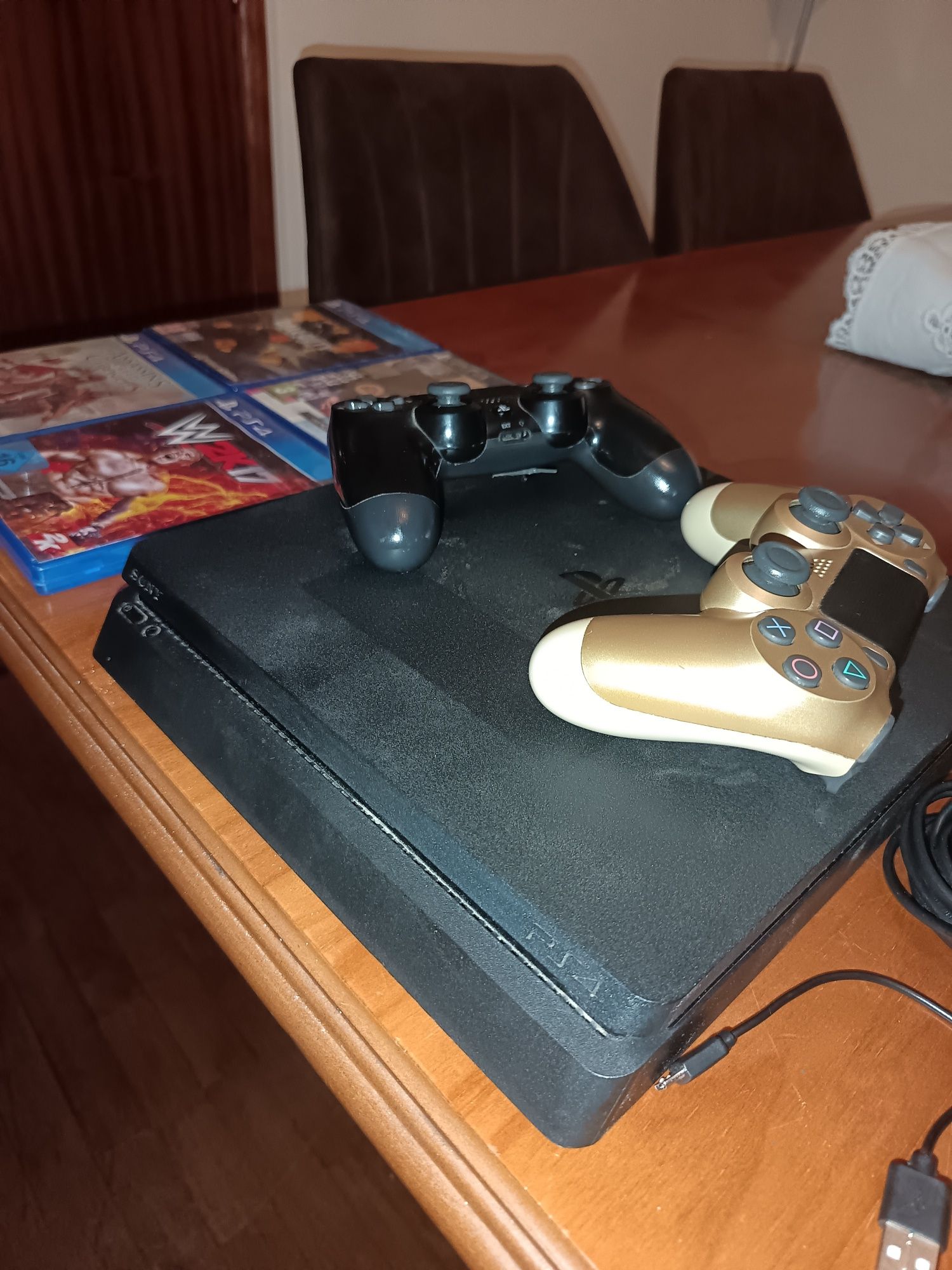PS4 SLIM + 2 Comandos + 4 Jogos