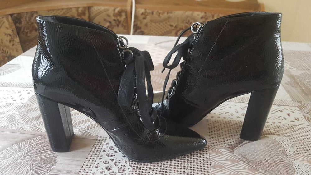 лаковые ботильоны кожаные Zara ботинки на каблуку туфли шнуровка