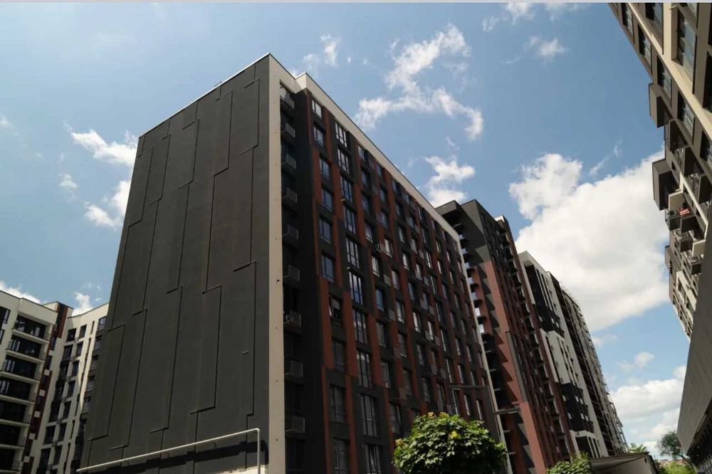 Простора однокімнатна з видом на річку