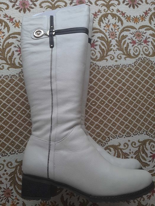 Женские белые сапоги