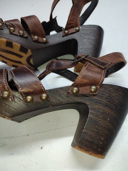 Sandálias com tacão Rastos e Pegadas