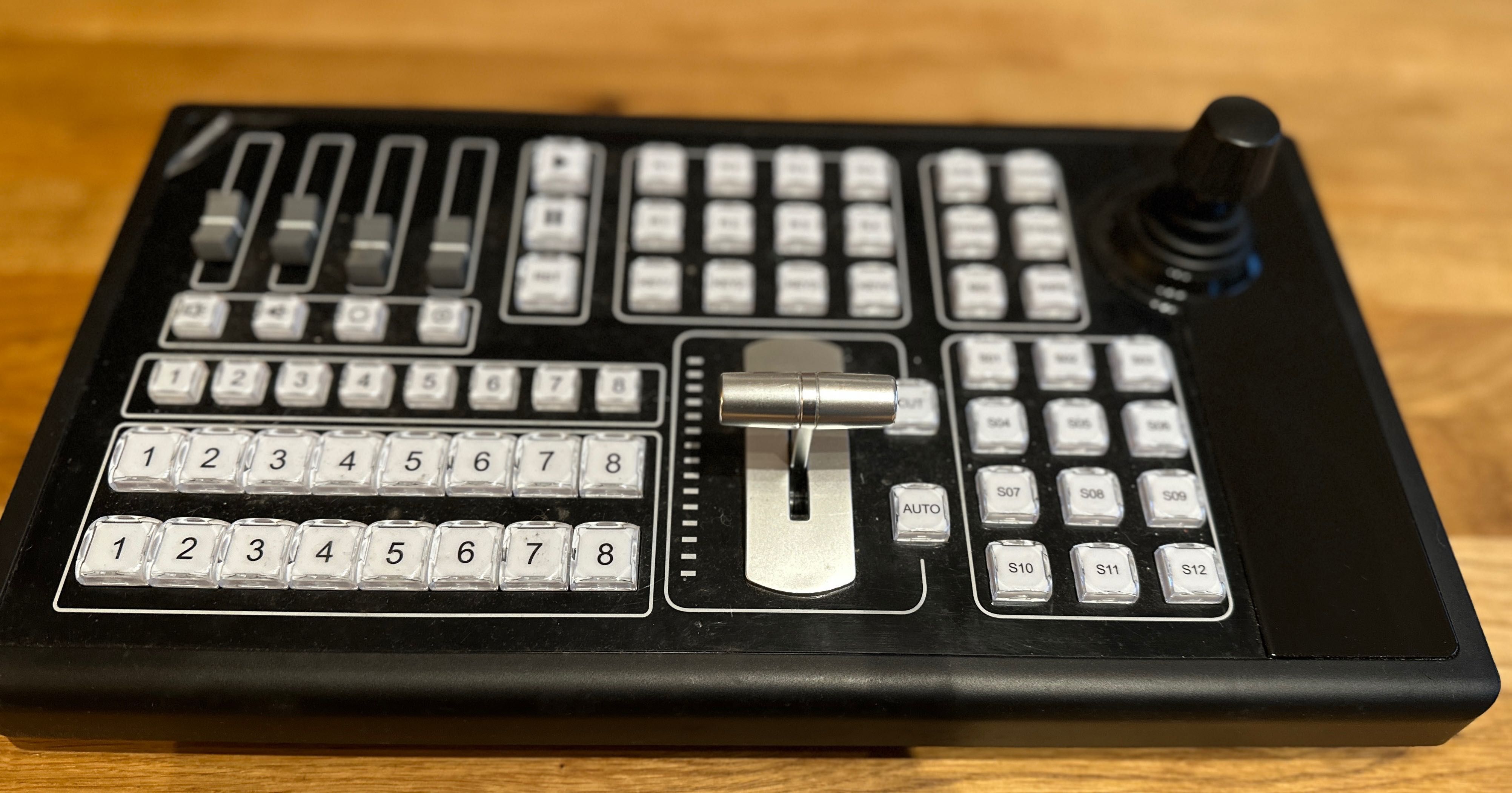 Pulpit kontrolny dedykowany do aplikacji vMix SMC75