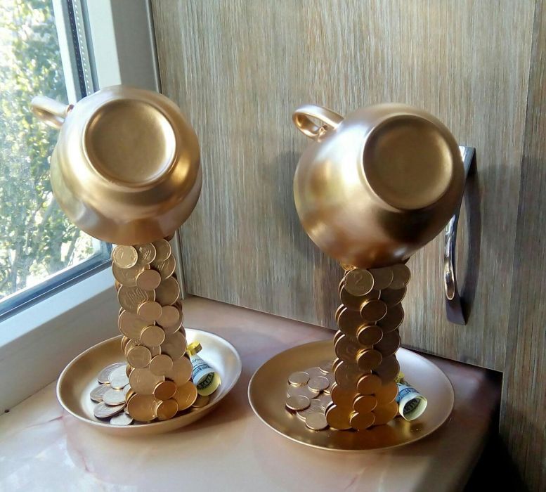 Золотая парящая чашка с монетами подарок сувенир