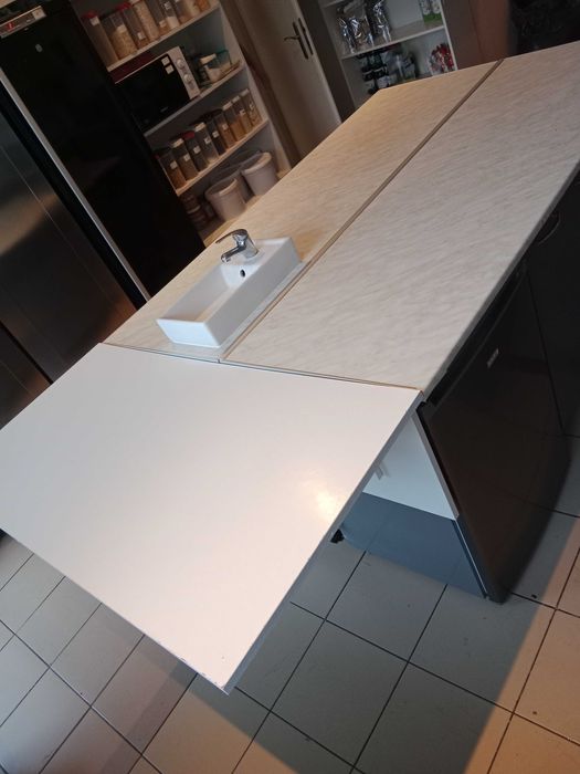 Wyspa kuchenna z szafkami