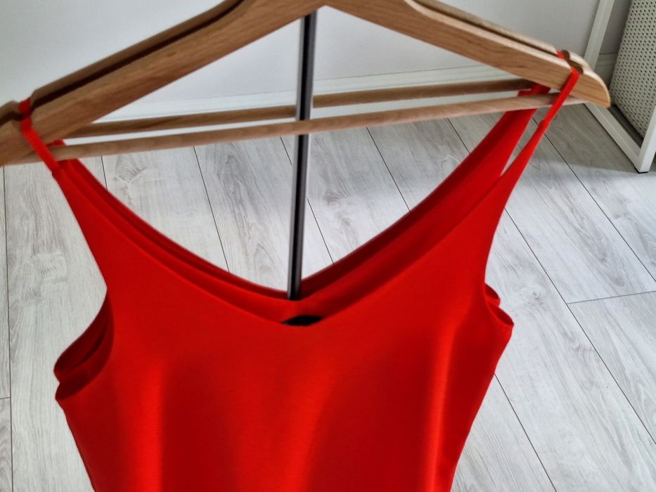 czerwony top na cienkich ramiączkach