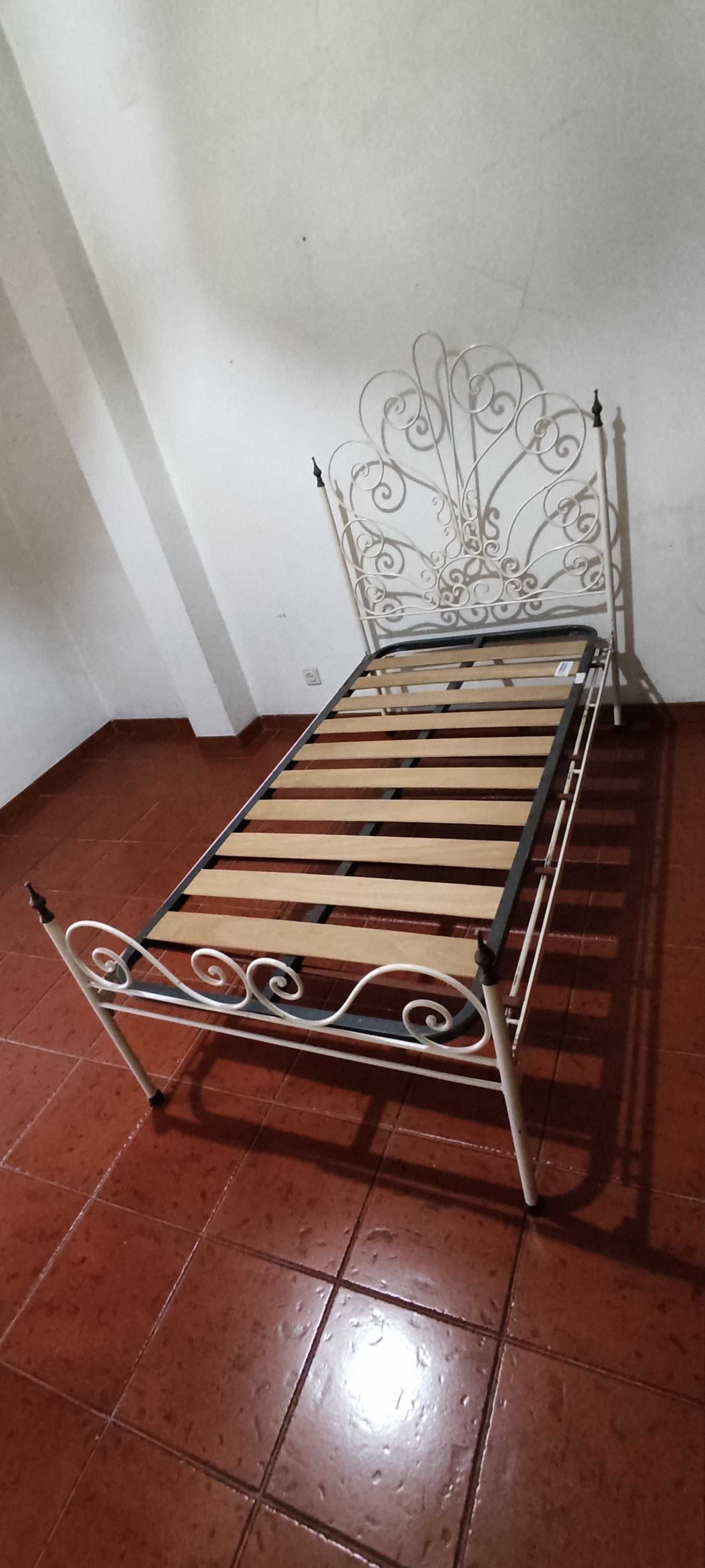 Cama de ferro branca