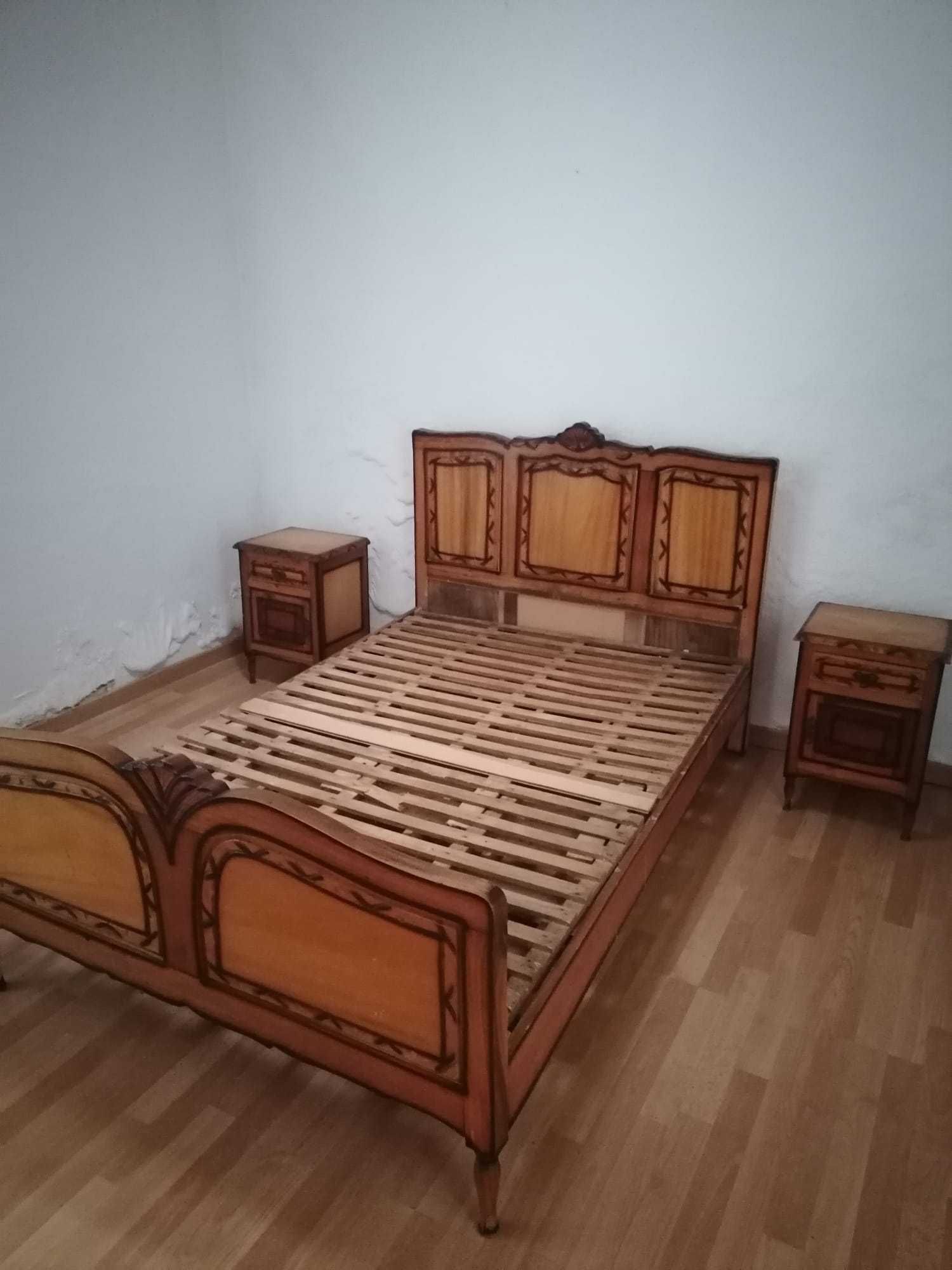 Quarto antigo (cama, mesinhas, espelho, roupeiro)