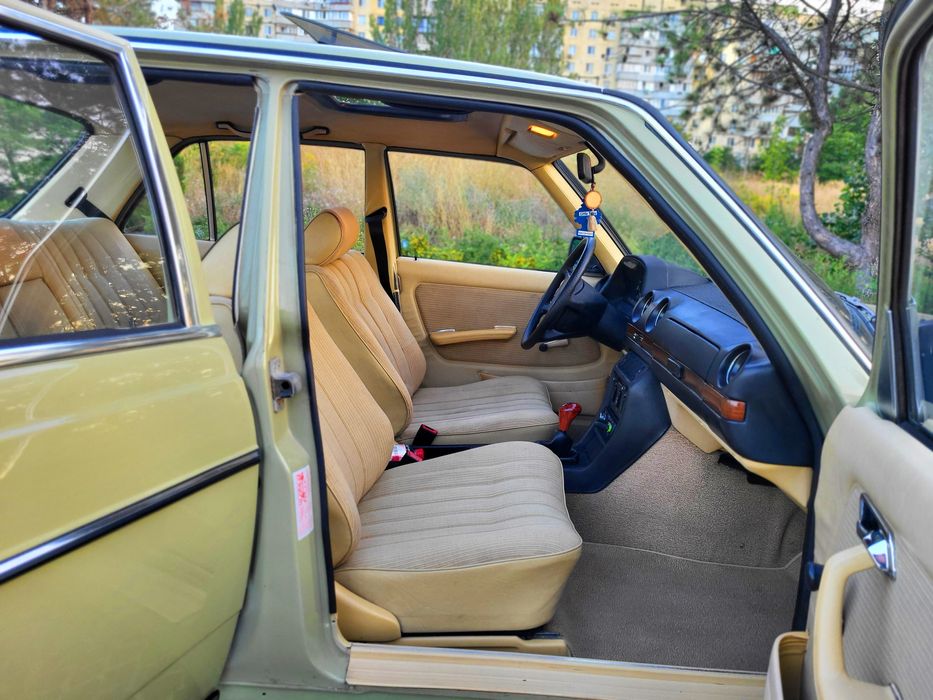 Mercedes. 123  Muzeum Old Cars Cypress Green