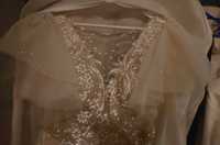 Brokatowa suknia ślubna z falbankowymi rękawkami