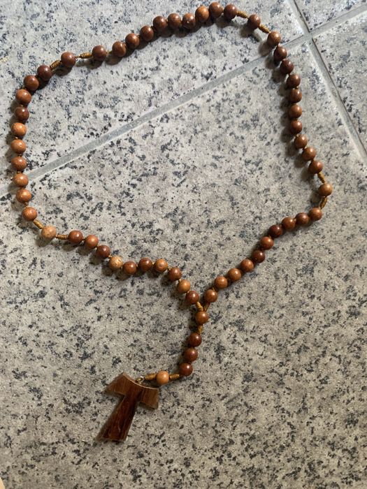Crucifixo boina saco da Furla e outros