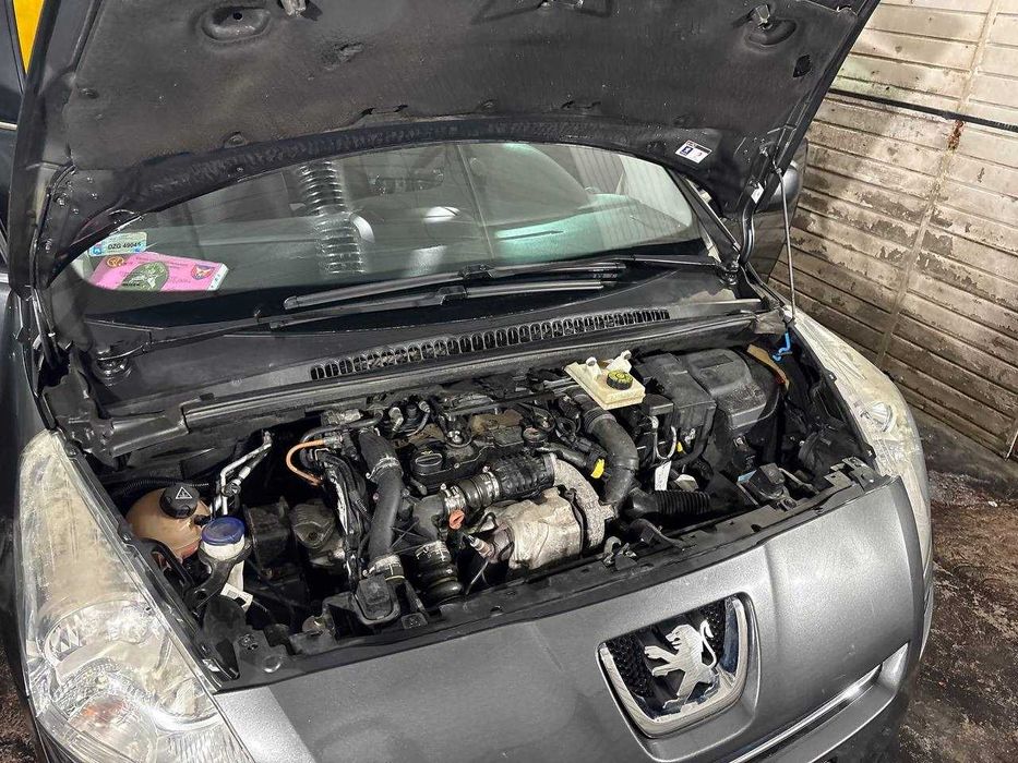 Peugeot 5008 • 2010 рік • 6 500 $