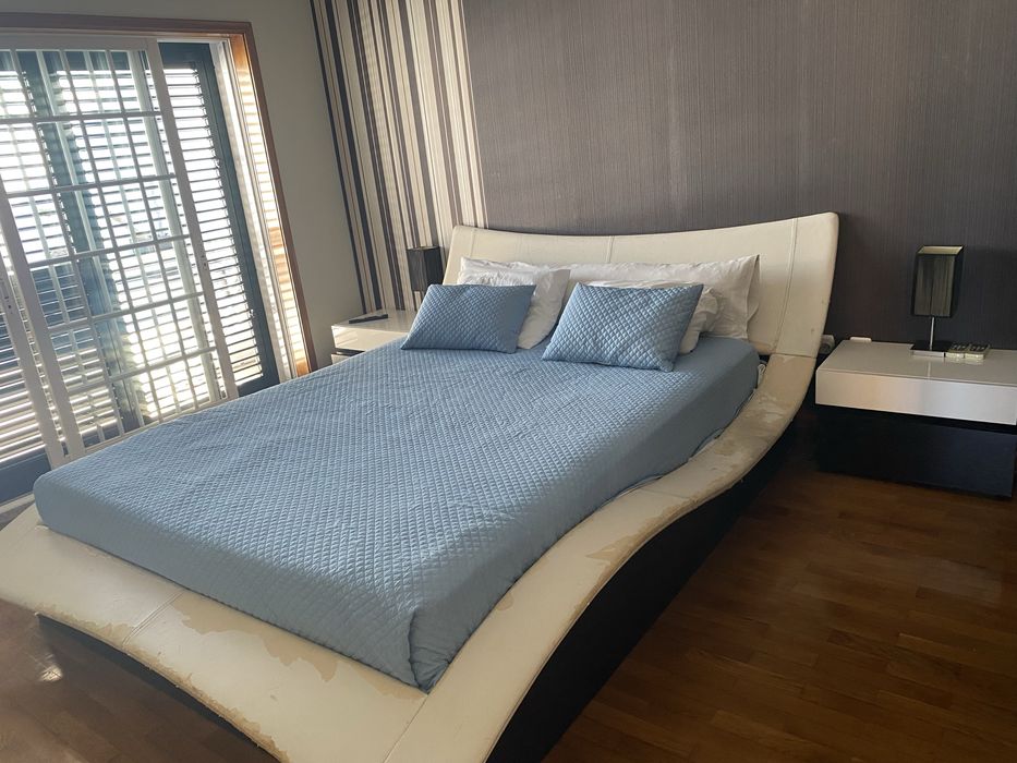 Quarto (cama em pele, mesinhas e camiseiro)