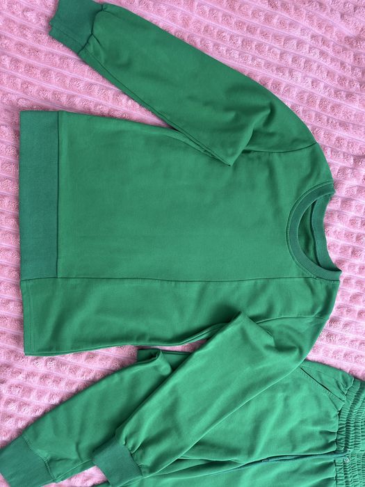 Спортивний зелений костюм