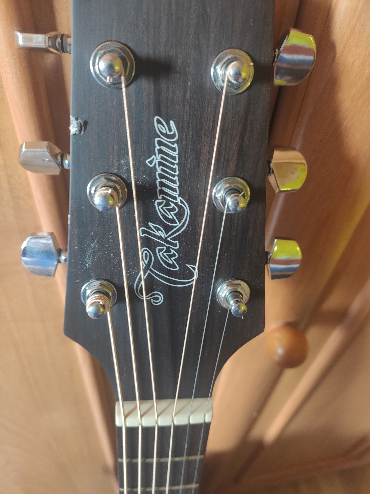 Gitara elektroakustyczna Takamine z futerałem+gratis dwa kable