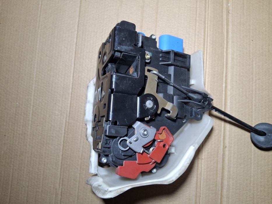 Замок двери Фольксваген Джетта 2006 год