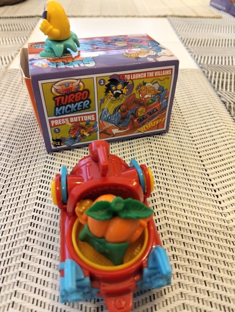 Super zings Skyracer + 2 figurki. Super Zings Turbo Kicker pojazd