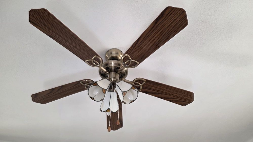 Ventoinha de teto com iluminacao