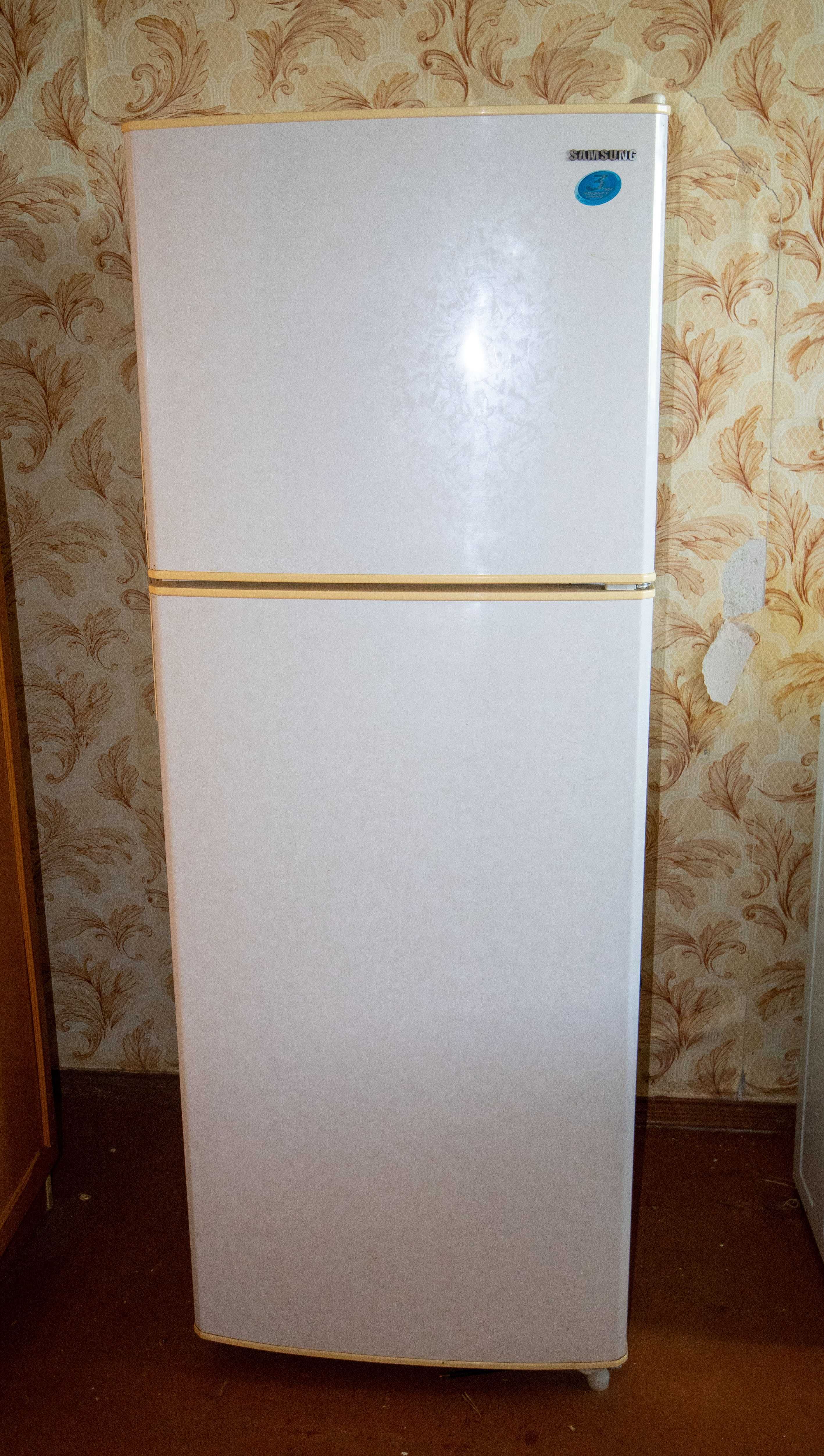 Продам 2-х камерный холодильник Samsung.