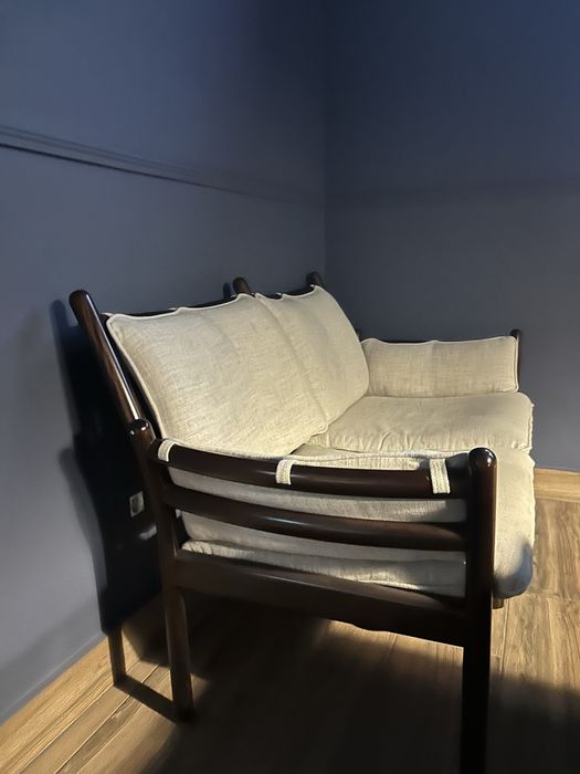 Sofa estilo escandinavo em madeira e algodao/linho