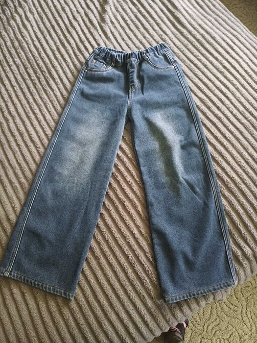 Джинси на дівчинку. На зріст 134- 140см. На флісе. Без дефектів.