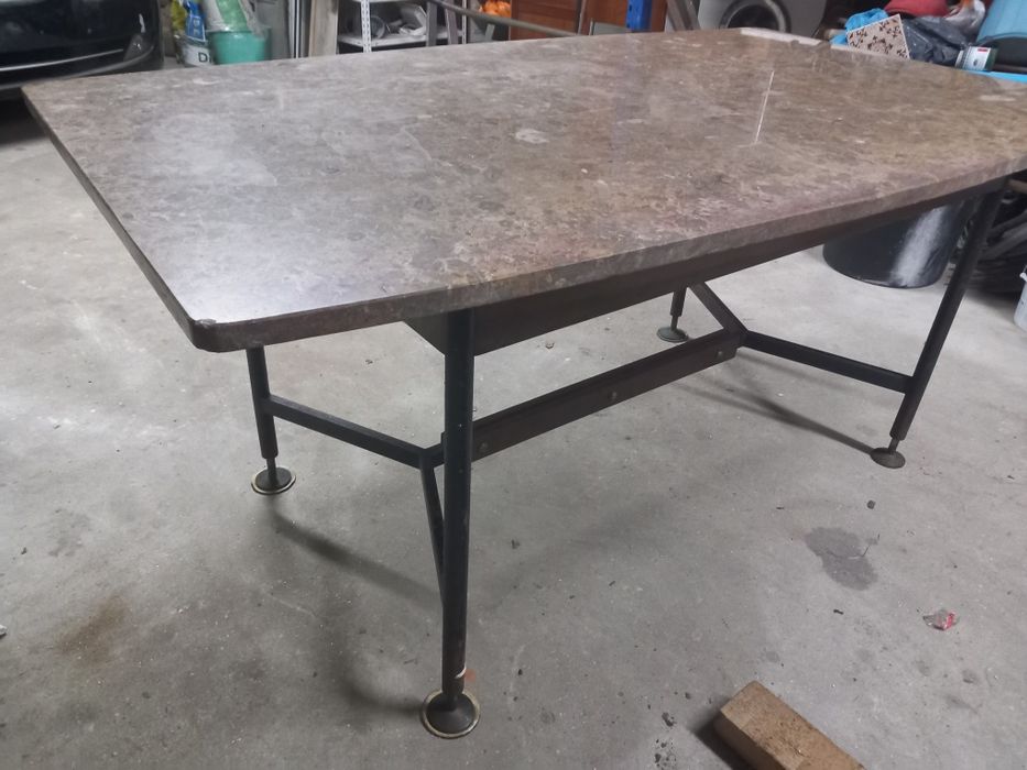 Mesa com pedra maciça