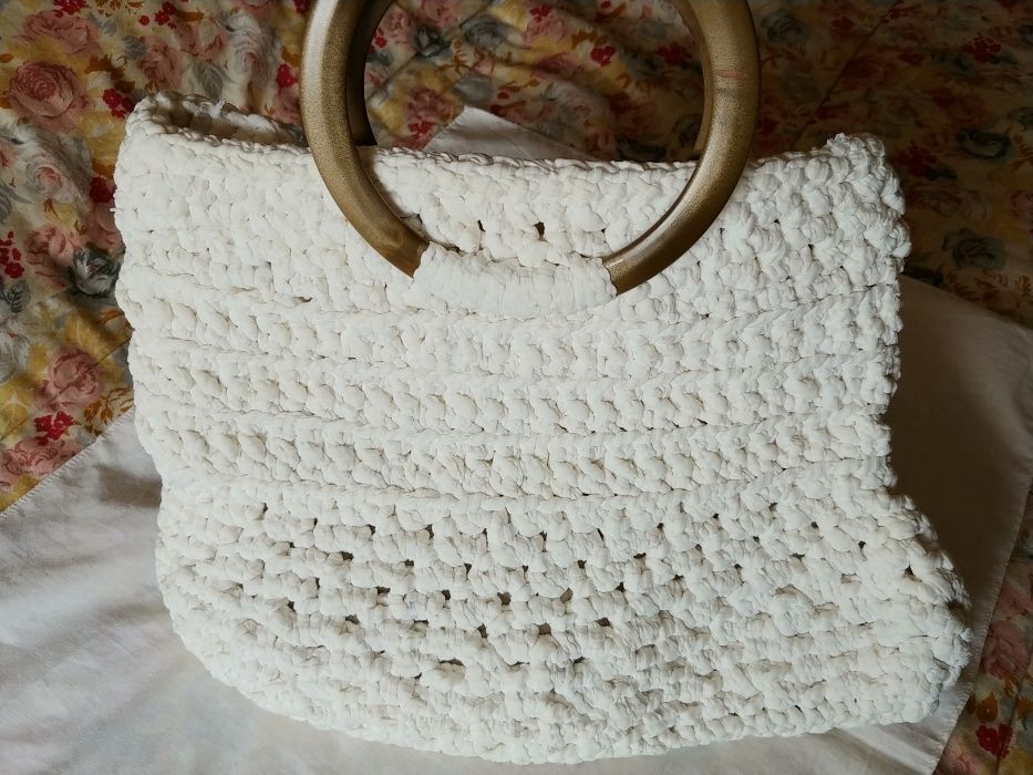 Malas feitas manualmente em tricot