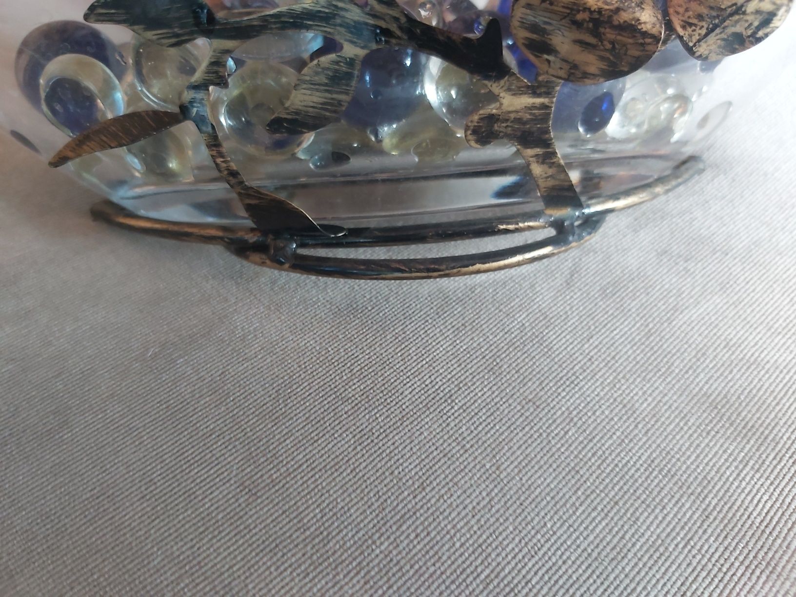 Szklany ozdobny z metalowymi zdobieniami wazon .