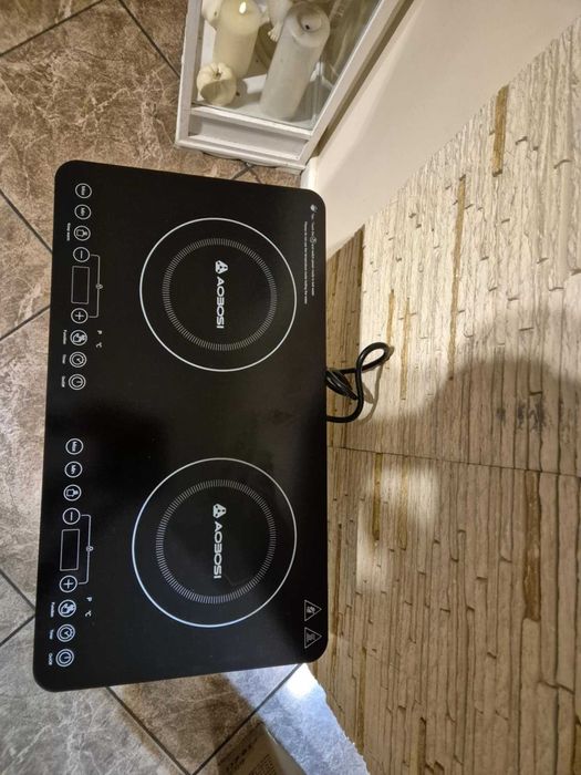 przenośna płyta indukcyjna marki Aobosi.